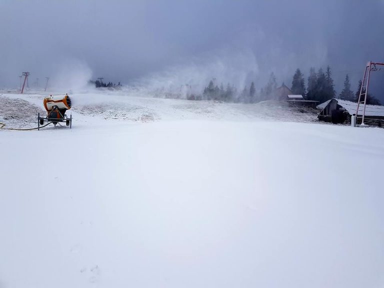 A început producerea zăpezii artificiale pe pârtiile din vestul țării! Deschiderea sezonului de schi, tot mai aproape. FOTO