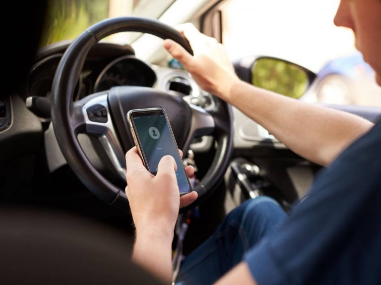 Amenzi mai mari pentru șoferii prinși cu telefonul la volan