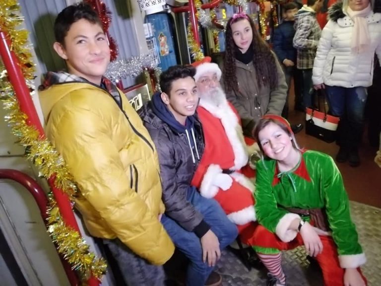 Copiii din centrele de plasament din Timiș l-au întâlnit pe Moș Crăciun în Tramvaiul Bucuriei. FOTO