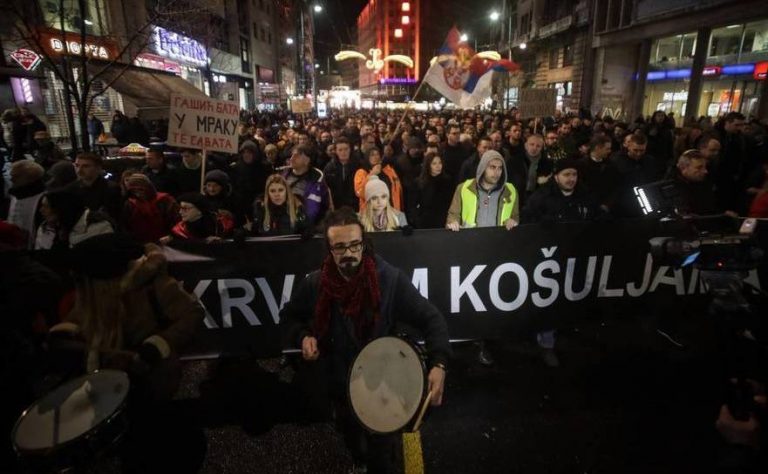 Proteste în Serbia: grupul de manifestanţi a pătruns în sediul televiziunii publice