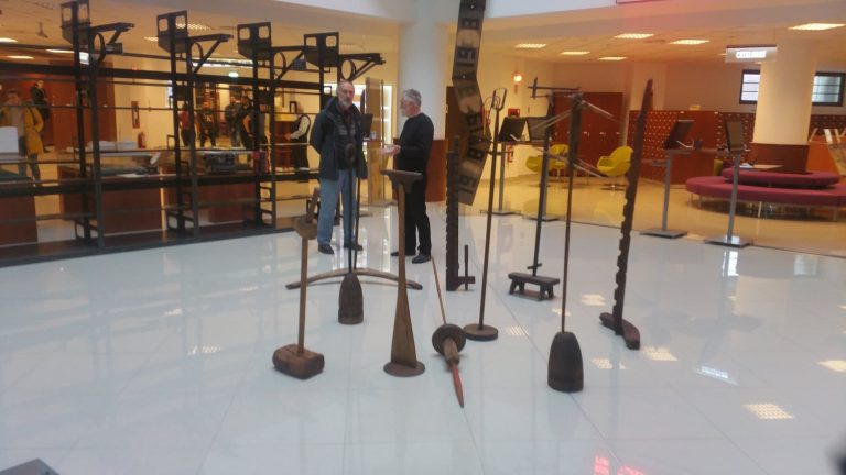 Artefacte populare, expuse pe holul Bibliotecii UPT