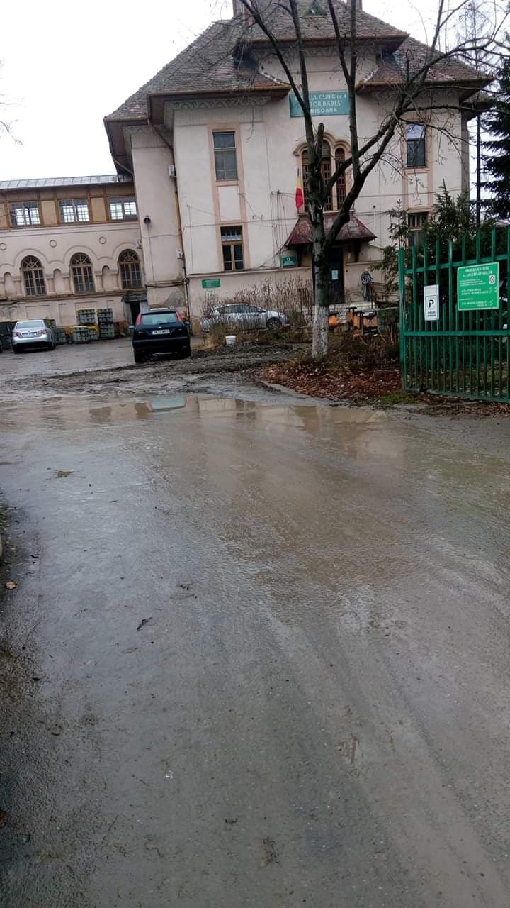 Spitalul din Timișoara unde angajații au nevoie de cizme de gumă! Curtea arată ca o uliță de la sat Foto-Video