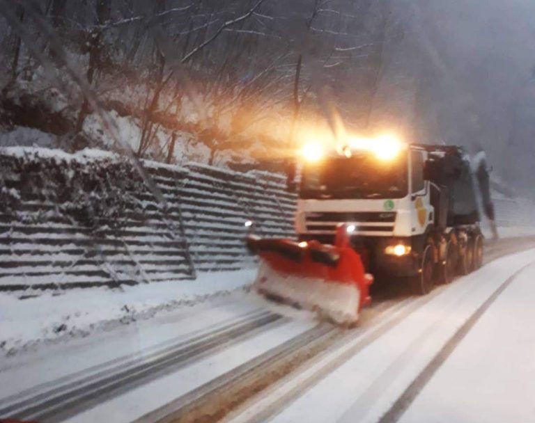 Iarna scoate drumarii pe teren noapte de noapte. Locul din vestul țării unde a nins abundent