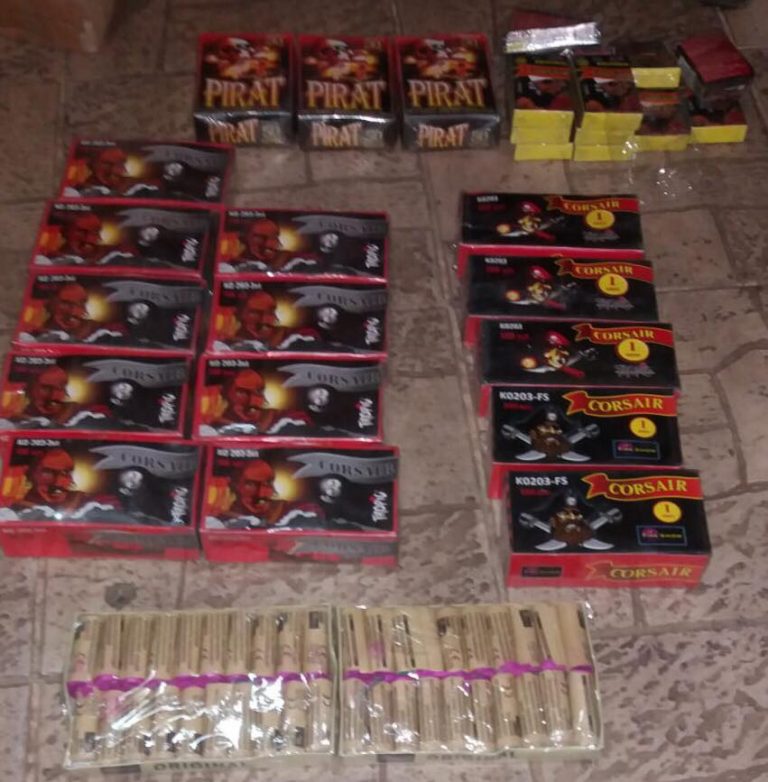 Mii de materiale pirotehnice, scoase la vânzare ilegal în vestul țării