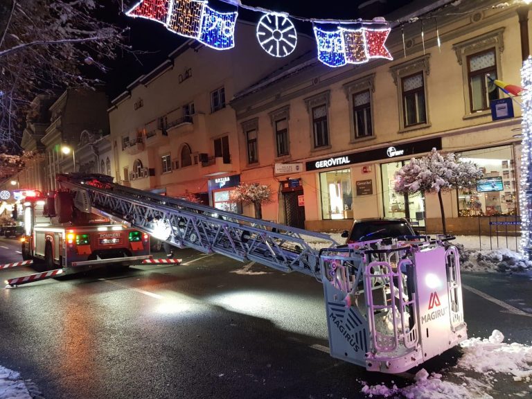 Noapte albă pentru pompierii arădeni. FOTO