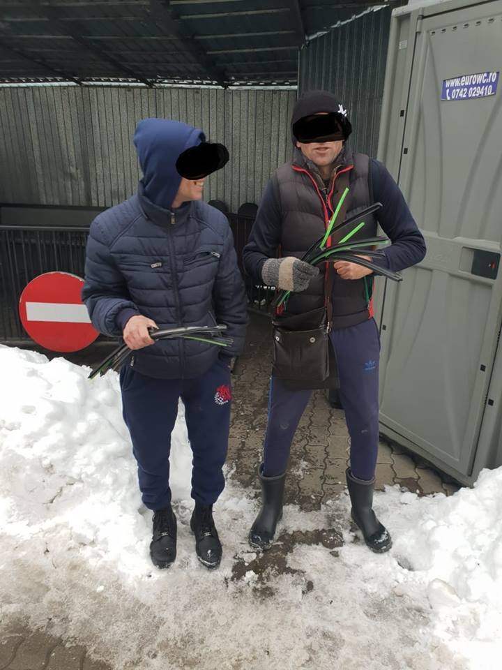 Vânzători printre mașini, amendați de polițiștii locali din Timișoara