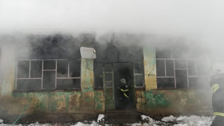 Incendiu puternic la o casă din Arad! Două persoane s-au ales cu arsuri grave