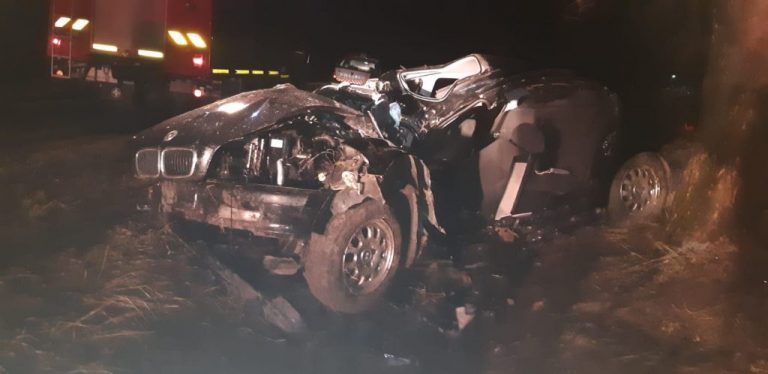 Accident teribil în Ajunul Crăciunului pe o șosea din vest! Mașină făcută praf, șofer încarcerat. FOTO