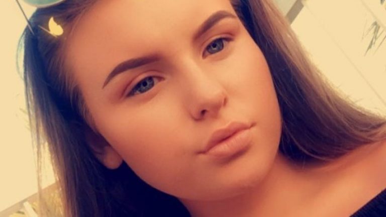 Fată de 13 ani, găsită moartă în camera sa