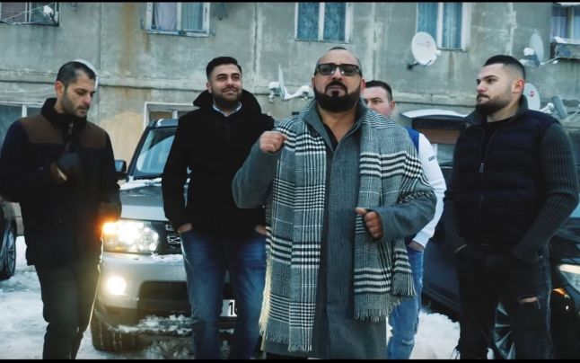 Anchetă la IPJ Caraș Severin după ce un polițist a apărut într-un videoclip al unei piese intitulate ”Aici e mafia”