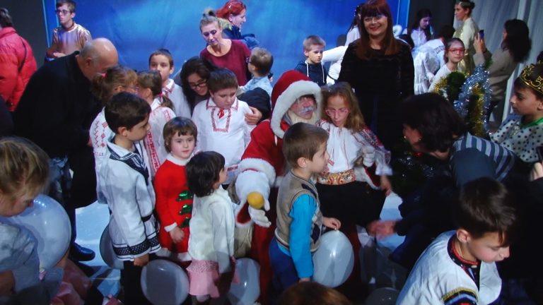 Moșul cu barbă albă a venit la copiii cuminți de la Centrul Speranța. A promis că la anul le aduce și un nou sediu