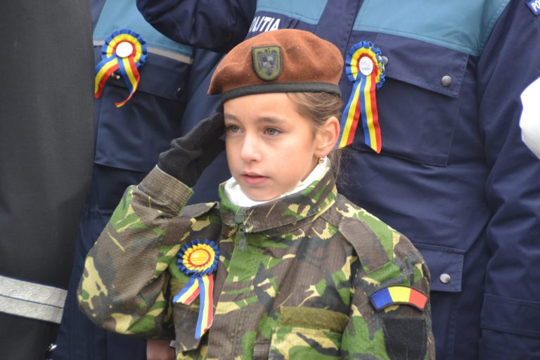 „Vivat Crescat Floreat România!” a răsunat la începutul paradei militare Foto-video
