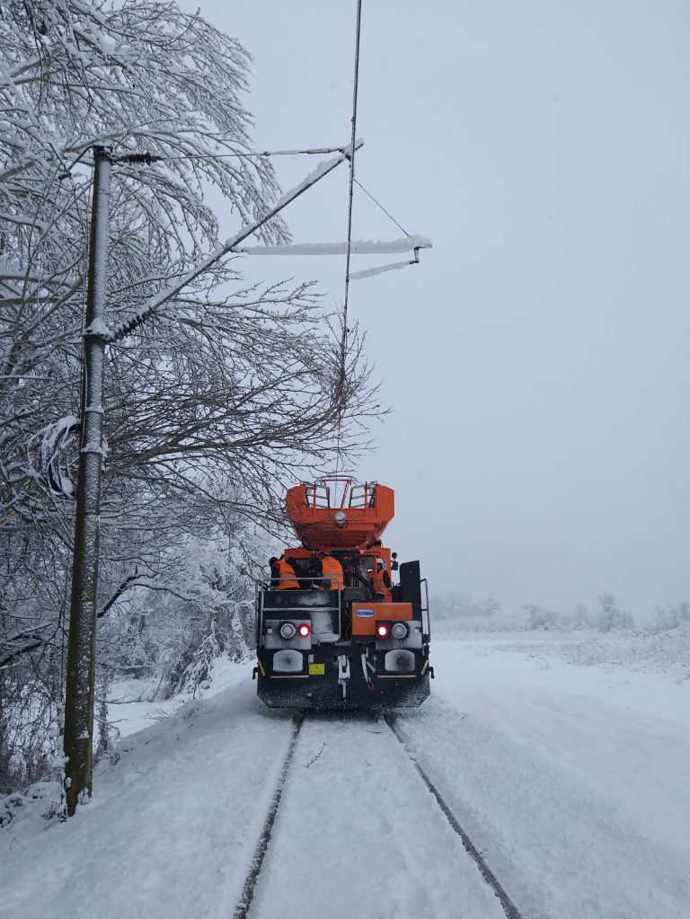 Probleme pe calea ferată din cauza zăpezii. 11 trenuri oprite