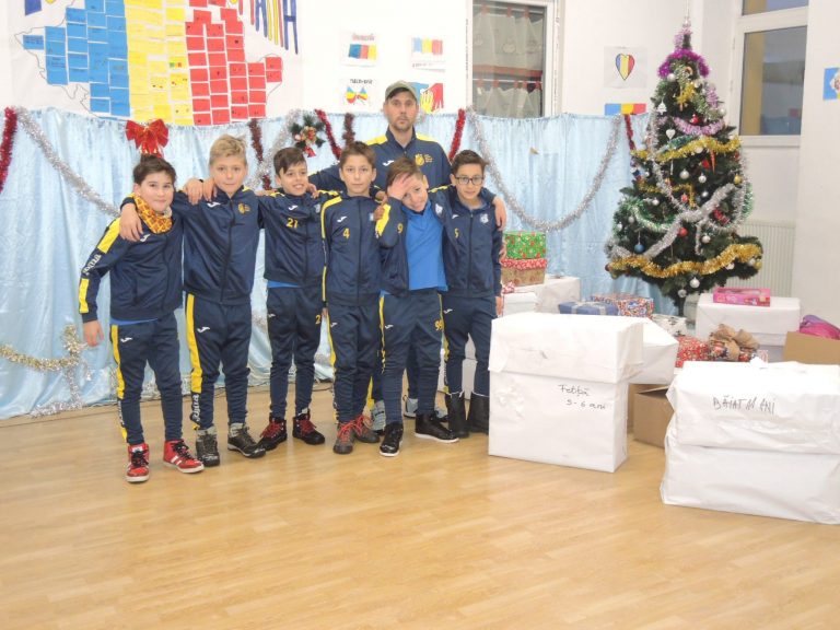 „Fantasticii 2008” au înfruntat zăpada și au plecat la drum cu cadouri