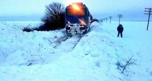 Oameni în pericol să înghețe. Tren blocat între stații în vestul țării!