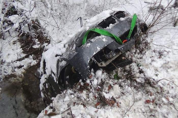 Șofer căzut cu mașina într-o râpă de 15 metri din cauza zăpezii, în Banat. Video