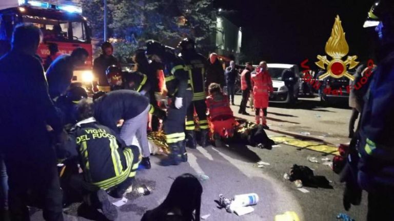 6 morți și 120 de răniți după o busculadă, într-un club din Italia. De ce s-au călcat oamenii în picioare