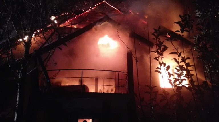 Casă în flăcări la Sânmihaiu Român. FOTO