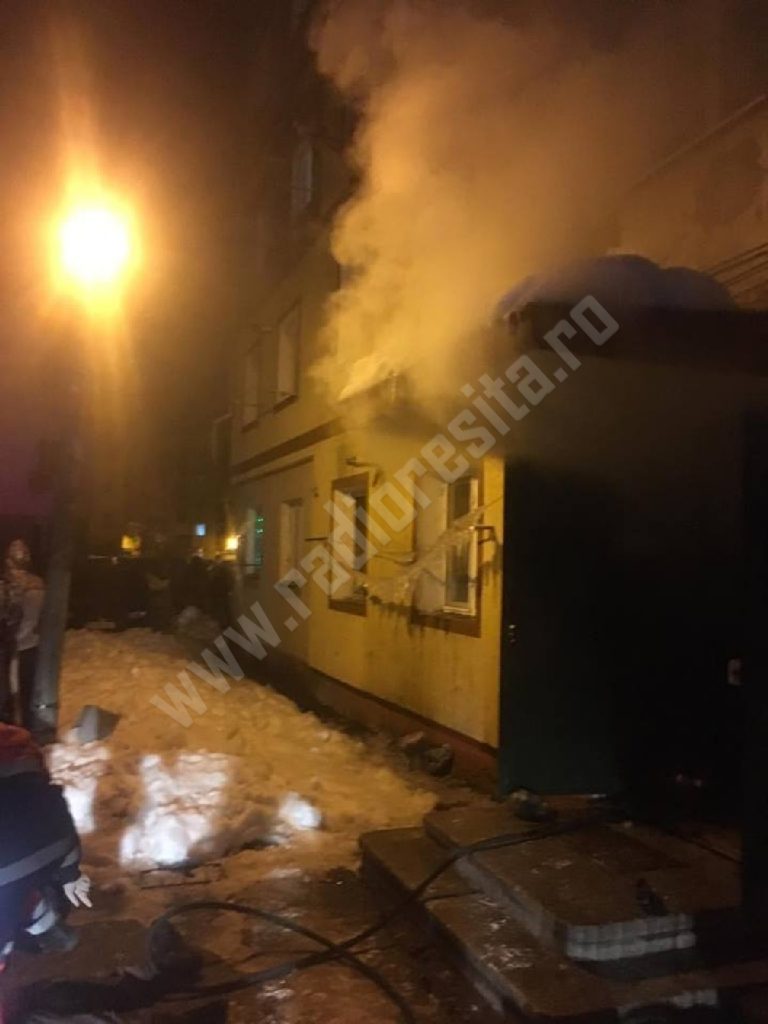 Garsoniera arsă și zeci de persoane evacuate în vestul țării