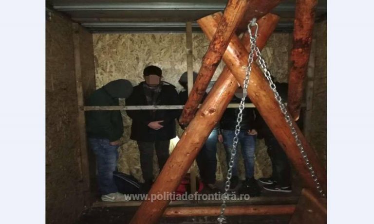 Balansoar, fațadă pentru trafic de persoane. FOTO