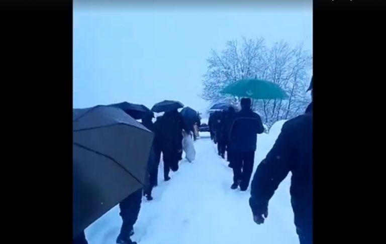 România tuturor posibilităților: Mort dus pe brațe la cimitir pentru că drumul nu era deszăpezit