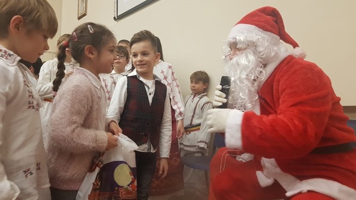 Moș Craciun și-a „parcat” renii la Spitalul Județean din Timișoara, unde a golit un sac Video