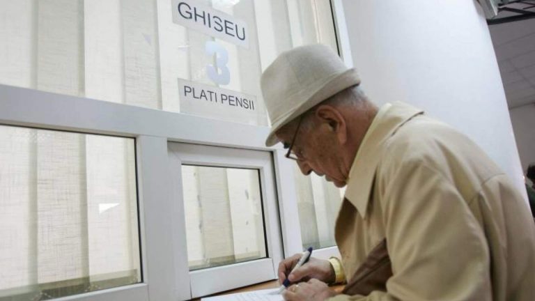 Haos la casele de pensii: Pensii necuvenite şi bilete de tratament plătite ilegal pentru mii de români