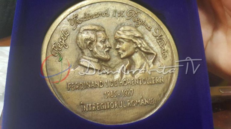 (Foto-Video) Titluri de Cetățean de Onoare și plachete “100 de ani de România” înmânate la Ședința Festivă Extraordinară a CL Dumbrăvița