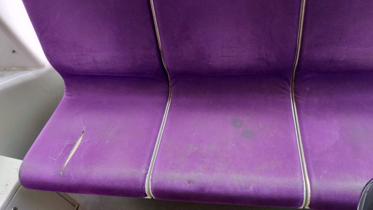 Vagabonzii orașului fac urât la culoarea violet; scot cuțitul și taie!