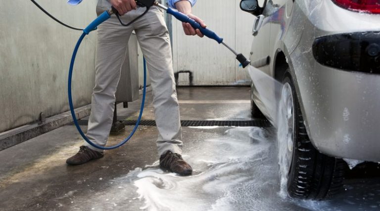 Amendat cu 2.000 de lei pentru că s-a dus cu mașina la spălătorie. Polițist: „Nu mă interesează ce zice Vela!”