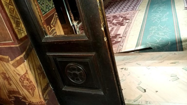 Multiple spargeri la bisericile din vestul țării. Hoții au dat tunuri de zeci de mii de lei, golind cutiile milei