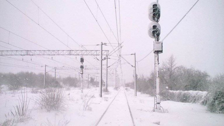 Trafic feroviar întrerupt în sud-vestul țării. Firele de tensiune au fost rupte de zăpada grea