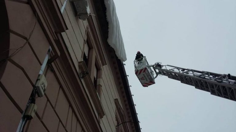 Pompierii din Arad, la curățat zăpada și țurțurii. FOTO