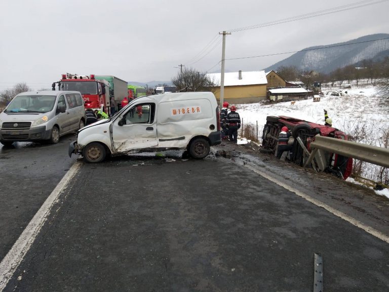 Accident cu 4 mașini și un microbuz, pe DN7! Șoseaua e blocată