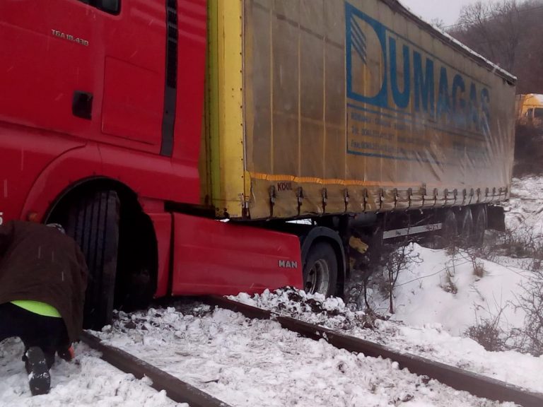 TIR derapat pe liniile de tren și circulație feroviară închisă în Hunedoara. FOTO