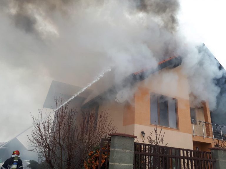 Acoperiș în flăcări și mult fum în Săcălaz. FOTO-VIDEO