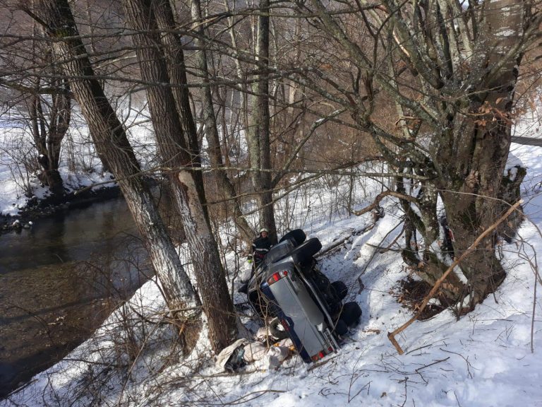 Accident teribil în Banat. Bărbați la spital după ce au zburat cu mașina în albia râului!