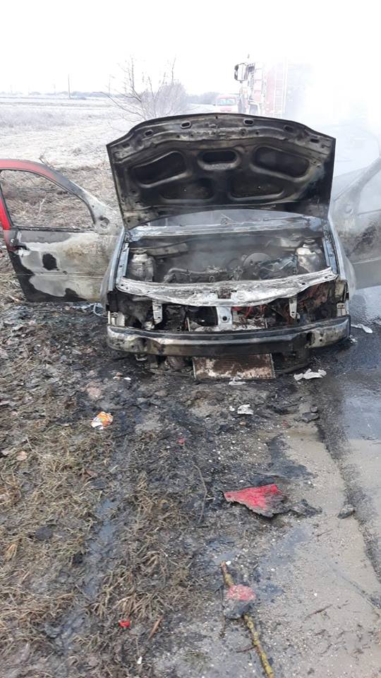 Mașină în flăcări pe o șosea din Arad