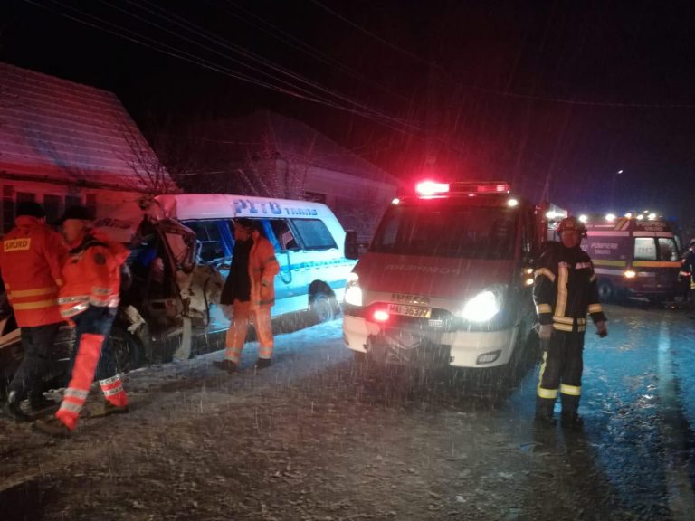 Victime multiple și drum blocat în Arad după un accident grav. O persoană a murit. FOTO