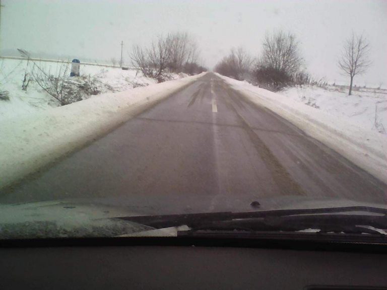 Situația drumurilor naționale și județene din vestul țării, după ultima ninsoare. VIDEO