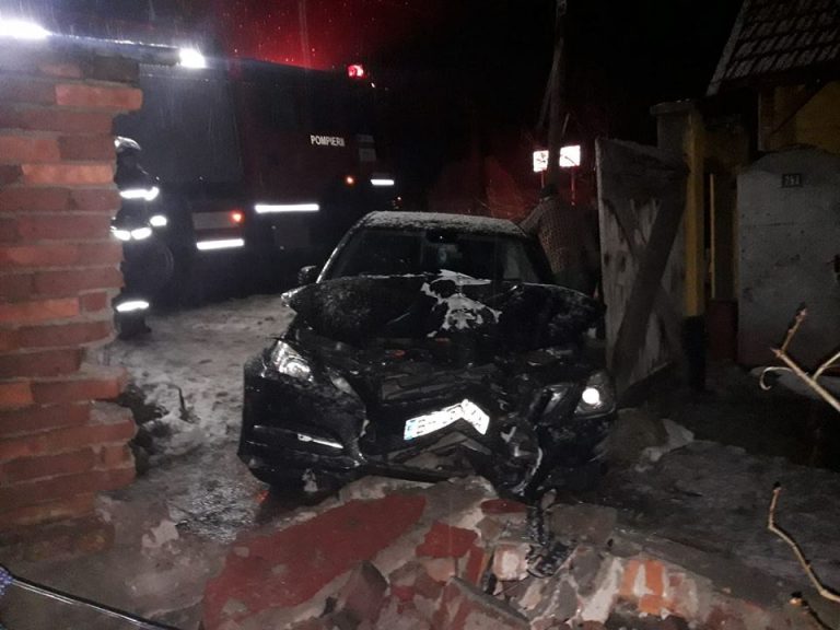 Mașină distrusă după ce a derapat în gardul unei gospodării