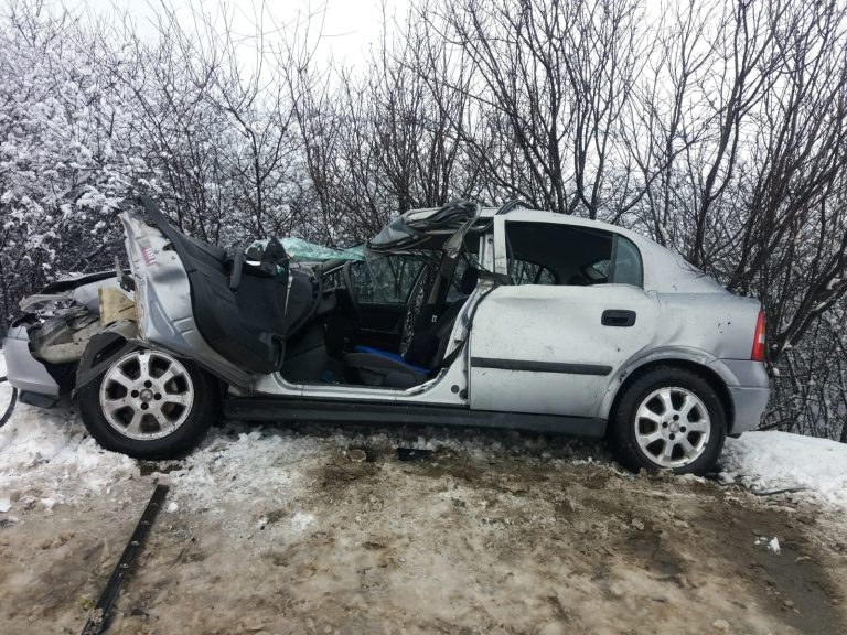 Mașină făcută zob după impactul cu un TIR, în Arad. Șofer rămas prins între fiare. FOTO