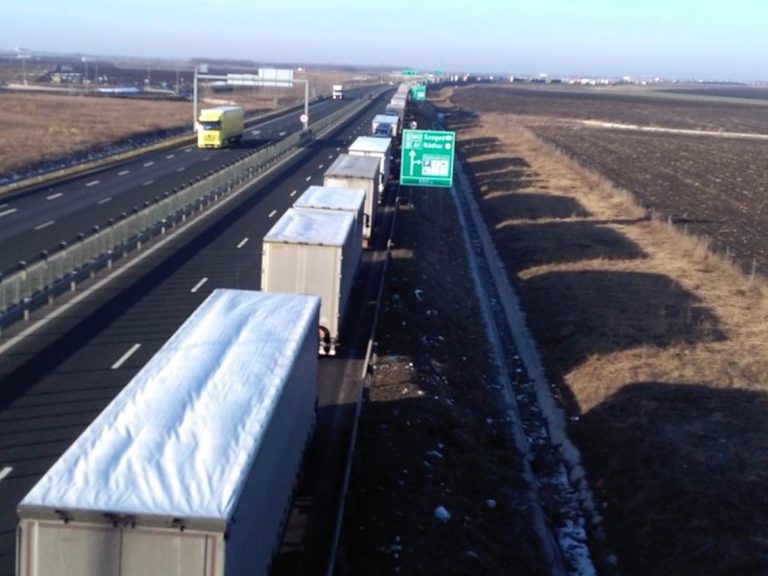 Controale aspre la frontiera cu Ungaria. S-au format coloane de TIR-uri