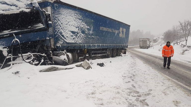 Drum blocat în Banat după o coliziune între două TIR-uri. FOTO