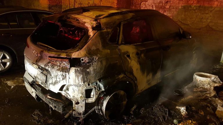 Piromanul care a incendiat niște pubele din Timișoara, focul afectând și o mașină, a fost arestat