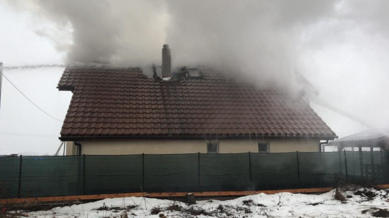 Încă o mansardă distrusă de flăcări, în Timiș. FOTO