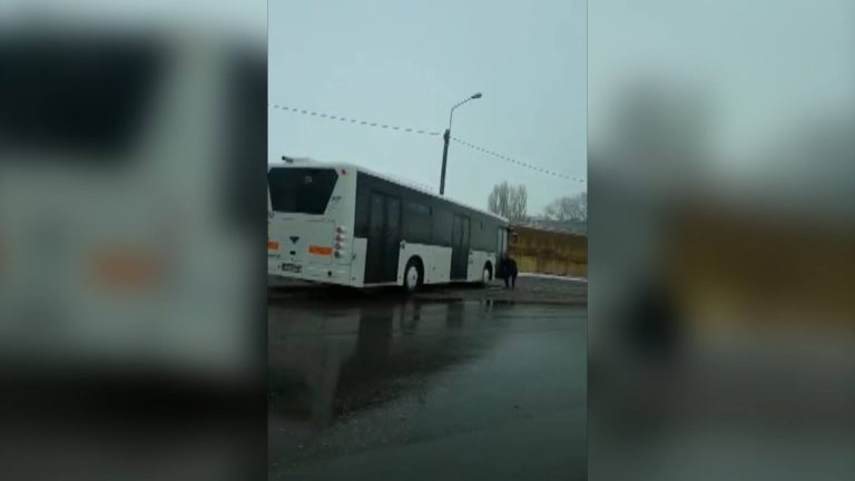 (VIDEO) Un şofer aleargă pe lângă autobuz să-l oprească, după ce a coborât lăsându-l în viteză