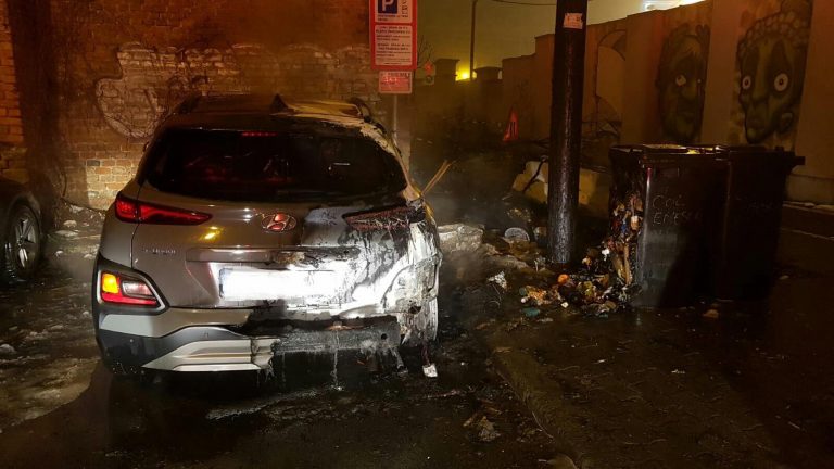 Mașină arsă de la un foc aprins în tomberon, la Timișoara. FOTO