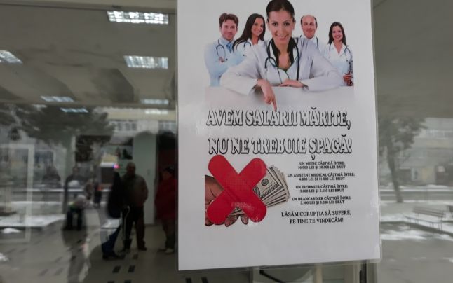 Veniturile medicilor, afișate pe holurile unui spital din România. „Avem salarii mărite, nu ne trebuie şpagă!“