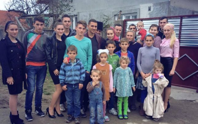 Dramă într-una dintre cele mai numeroase familii din România. 18 copii din Timiș își plâng mama